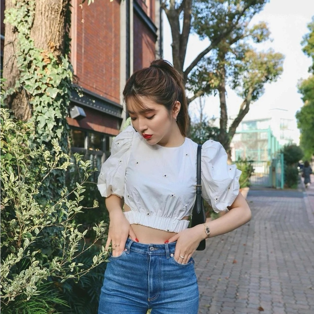 J.ING Jing Cotton White with Flower Embroidery Cut Out Waist Crop Top Size M NWT